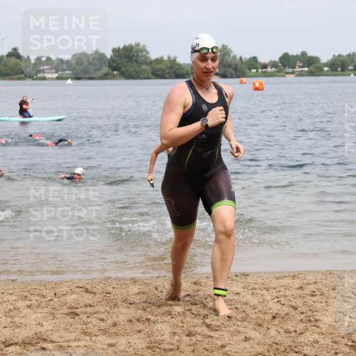 21.06.2025 - 27. Vierlanden-Triathlon Lena Gebhardt http://msf.ph/oto/8039588 15.06.2025 12:35:43 Schwimmen 1081, 1082, 1083, 1084 meine-sportfotos.de