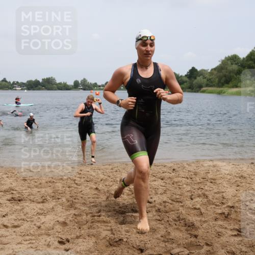 21.06.2025 - 27. Vierlanden-Triathlon Lena Gebhardt http://msf.ph/oto/8039590 15.06.2025 12:35:44 Schwimmen 1081, 1082, 1083, 1084 meine-sportfotos.de