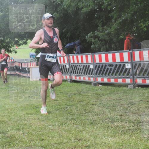 21.06.2025 - 27. Vierlanden-Triathlon KatJ http://msf.ph/oto/8039591 15.06.2025 14:23:41 Ziel 1184, 1247, 1267 meine-sportfotos.de