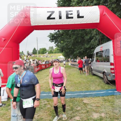 21.06.2025 - 27. Vierlanden-Triathlon MichiJ http://msf.ph/oto/8039593 15.06.2026 13:21:01 Ziel 236, 649 meine-sportfotos.de