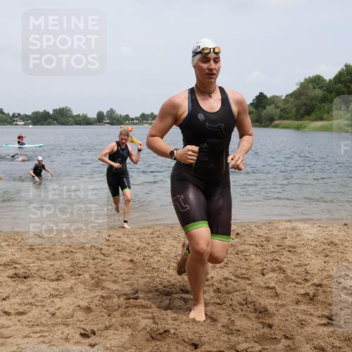 21.06.2025 - 27. Vierlanden-Triathlon Lena Gebhardt http://msf.ph/oto/8039595 15.06.2025 12:35:44 Schwimmen 1081, 1082, 1083, 1084 meine-sportfotos.de