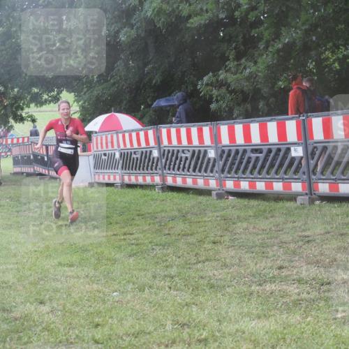 21.06.2025 - 27. Vierlanden-Triathlon KatJ http://msf.ph/oto/8039596 15.06.2025 14:23:43 Ziel 1184, 1247, 1267 meine-sportfotos.de