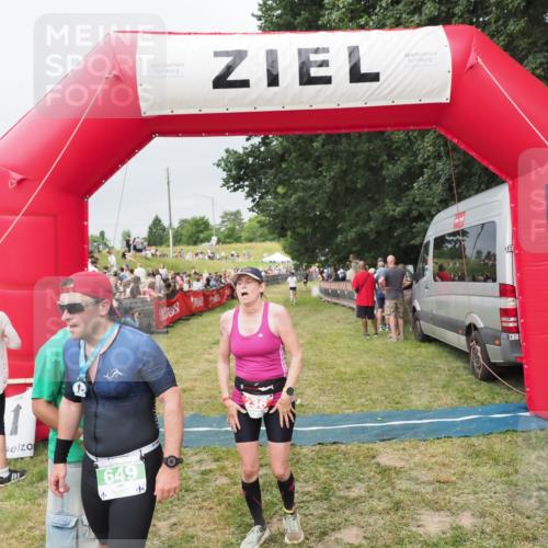 21.06.2025 - 27. Vierlanden-Triathlon MichiJ http://msf.ph/oto/8039598 15.06.2026 13:21:01 Ziel 236, 649 meine-sportfotos.de