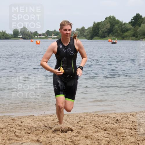 21.06.2025 - 27. Vierlanden-Triathlon Lena Gebhardt http://msf.ph/oto/8039601 15.06.2025 12:35:45 Schwimmen 1081, 1082, 1083, 1084 meine-sportfotos.de