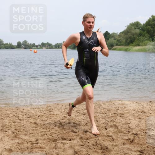 21.06.2025 - 27. Vierlanden-Triathlon Lena Gebhardt http://msf.ph/oto/8039606 15.06.2025 12:35:46 Schwimmen 1081, 1082, 1083, 1084 meine-sportfotos.de