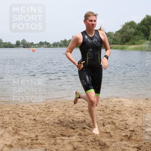 21.06.2025 - 27. Vierlanden-Triathlon Lena Gebhardt http://msf.ph/oto/8039610 15.06.2025 12:35:46 Schwimmen 1081, 1082, 1083, 1084 meine-sportfotos.de