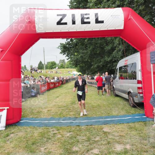 21.06.2025 - 27. Vierlanden-Triathlon MichiJ http://msf.ph/oto/8039615 15.06.2026 13:21:13 Ziel 782 meine-sportfotos.de