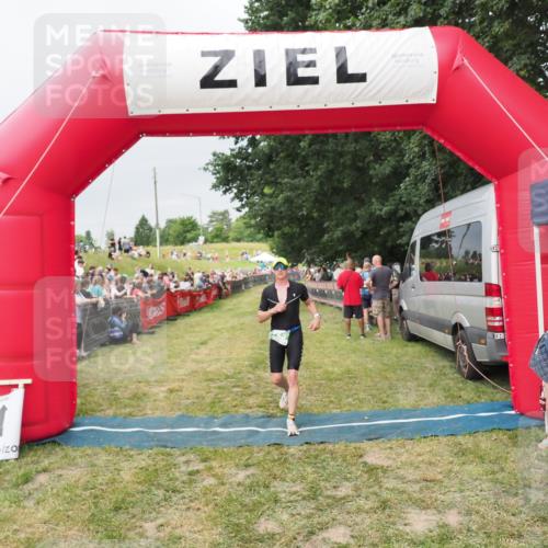 21.06.2025 - 27. Vierlanden-Triathlon MichiJ http://msf.ph/oto/8039626 15.06.2026 13:21:13 Ziel 782 meine-sportfotos.de