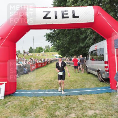 21.06.2025 - 27. Vierlanden-Triathlon MichiJ http://msf.ph/oto/8039630 15.06.2026 13:21:13 Ziel 782 meine-sportfotos.de