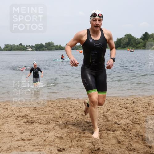 21.06.2025 - 27. Vierlanden-Triathlon Lena Gebhardt http://msf.ph/oto/8039631 15.06.2025 12:35:49 Schwimmen 1081, 1082, 1083, 1084 meine-sportfotos.de