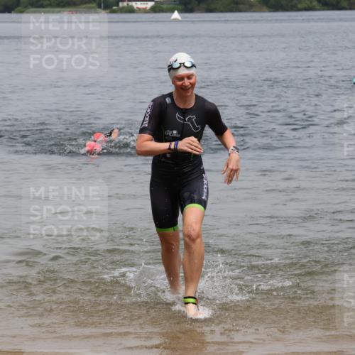 21.06.2025 - 27. Vierlanden-Triathlon Lena Gebhardt http://msf.ph/oto/8039633 15.06.2025 12:35:50 Schwimmen 1081, 1082, 1083, 1084 meine-sportfotos.de