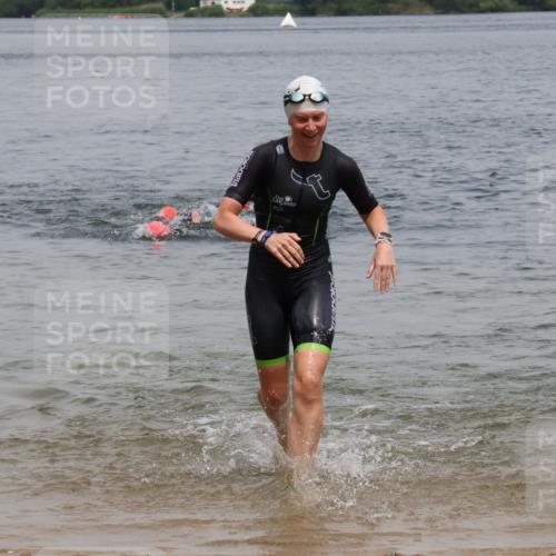 21.06.2025 - 27. Vierlanden-Triathlon Lena Gebhardt http://msf.ph/oto/8039637 15.06.2025 12:35:50 Schwimmen 1081, 1082, 1083, 1084 meine-sportfotos.de