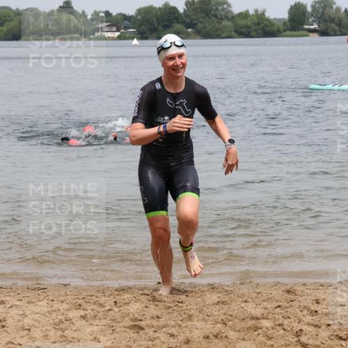 21.06.2025 - 27. Vierlanden-Triathlon Lena Gebhardt http://msf.ph/oto/8039643 15.06.2025 12:35:51 Schwimmen 1081, 1082, 1083, 1084 meine-sportfotos.de