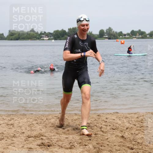 21.06.2025 - 27. Vierlanden-Triathlon Lena Gebhardt http://msf.ph/oto/8039645 15.06.2025 12:35:52 Schwimmen 1081, 1082, 1083, 1084 meine-sportfotos.de