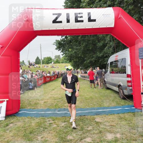 21.06.2025 - 27. Vierlanden-Triathlon MichiJ http://msf.ph/oto/8039647 15.06.2026 13:21:14 Ziel 782 meine-sportfotos.de