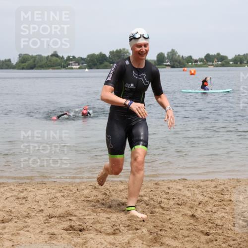 21.06.2025 - 27. Vierlanden-Triathlon Lena Gebhardt http://msf.ph/oto/8039649 15.06.2025 12:35:52 Schwimmen 1081, 1082, 1083, 1084 meine-sportfotos.de