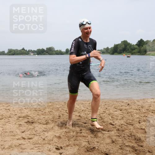 21.06.2025 - 27. Vierlanden-Triathlon Lena Gebhardt http://msf.ph/oto/8039650 15.06.2025 12:35:53 Schwimmen 1081, 1082, 1083, 1084 meine-sportfotos.de