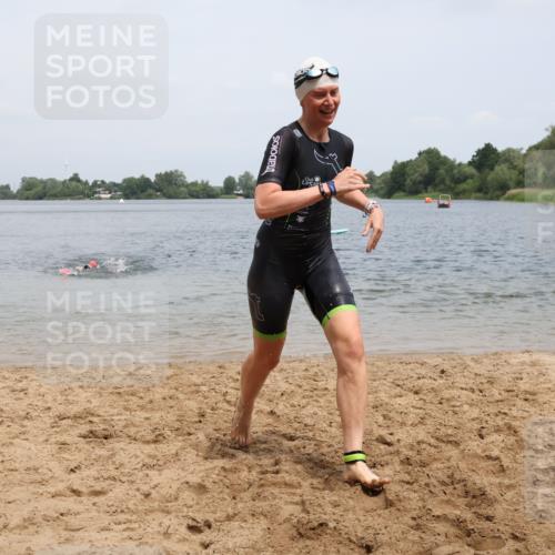 21.06.2025 - 27. Vierlanden-Triathlon Lena Gebhardt http://msf.ph/oto/8039654 15.06.2025 12:35:53 Schwimmen 1081, 1082, 1083, 1084 meine-sportfotos.de