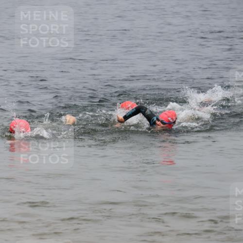 21.06.2025 - 27. Vierlanden-Triathlon Lena Gebhardt http://msf.ph/oto/8039660 15.06.2025 12:35:55 Schwimmen 1081, 1083, 1084 meine-sportfotos.de