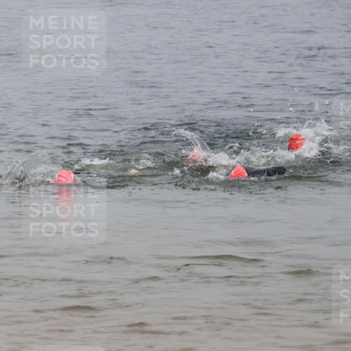 21.06.2025 - 27. Vierlanden-Triathlon Lena Gebhardt http://msf.ph/oto/8039661 15.06.2025 12:35:55 Schwimmen 1081, 1083, 1084 meine-sportfotos.de