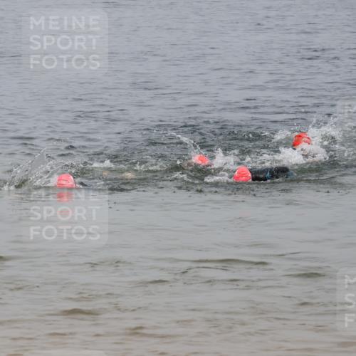 21.06.2025 - 27. Vierlanden-Triathlon Lena Gebhardt http://msf.ph/oto/8039665 15.06.2025 12:35:55 Schwimmen 1081, 1083, 1084 meine-sportfotos.de