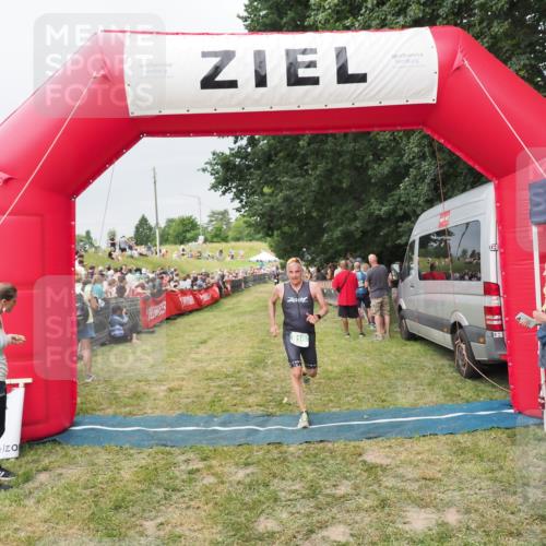 21.06.2025 - 27. Vierlanden-Triathlon MichiJ http://msf.ph/oto/8039668 15.06.2026 13:21:26 Ziel 810 meine-sportfotos.de