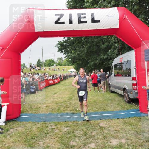 21.06.2025 - 27. Vierlanden-Triathlon MichiJ http://msf.ph/oto/8039678 15.06.2026 13:21:26 Ziel 810 meine-sportfotos.de