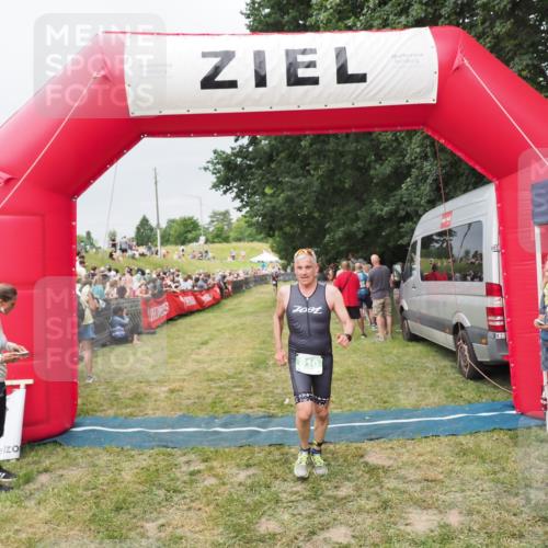 21.06.2025 - 27. Vierlanden-Triathlon MichiJ http://msf.ph/oto/8039694 15.06.2026 13:21:27 Ziel 810 meine-sportfotos.de