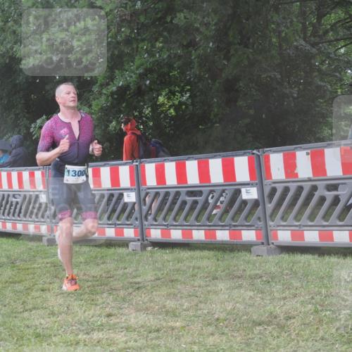 21.06.2025 - 27. Vierlanden-Triathlon KatJ http://msf.ph/oto/8039700 15.06.2025 14:23:53 Ziel 1300 meine-sportfotos.de