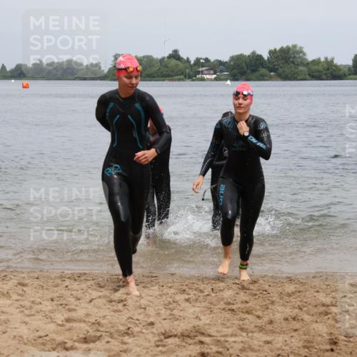 21.06.2025 - 27. Vierlanden-Triathlon Lena Gebhardt http://msf.ph/oto/8039704 15.06.2025 12:36:05 Schwimmen 1089, 1090, 1091, 1092 meine-sportfotos.de
