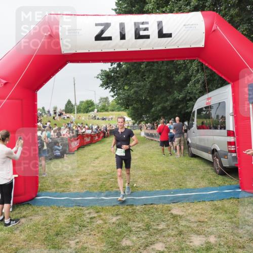 21.06.2025 - 27. Vierlanden-Triathlon MichiJ http://msf.ph/oto/8039705 15.06.2026 13:21:37 Ziel 805 meine-sportfotos.de