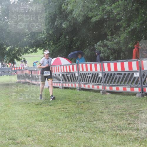 21.06.2025 - 27. Vierlanden-Triathlon KatJ http://msf.ph/oto/8039706 15.06.2025 14:24:09 Ziel 1229, 1231 meine-sportfotos.de