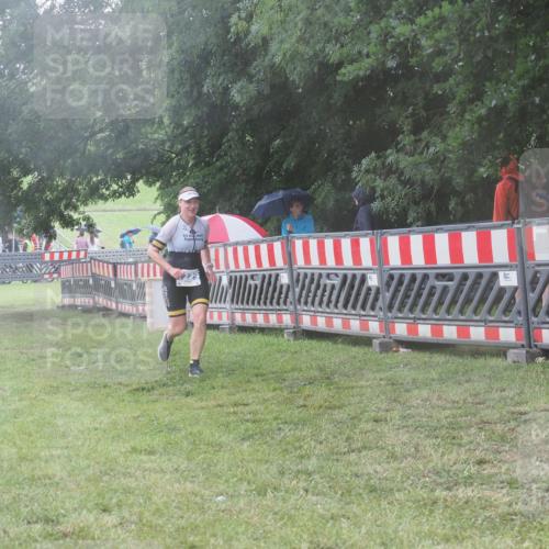 21.06.2025 - 27. Vierlanden-Triathlon KatJ http://msf.ph/oto/8039710 15.06.2025 14:24:09 Ziel 1229, 1231 meine-sportfotos.de