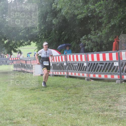21.06.2025 - 27. Vierlanden-Triathlon KatJ http://msf.ph/oto/8039713 15.06.2025 14:24:09 Ziel 1229, 1231 meine-sportfotos.de