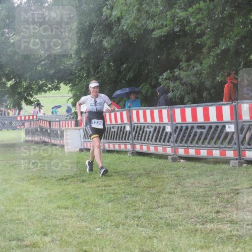 21.06.2025 - 27. Vierlanden-Triathlon KatJ http://msf.ph/oto/8039716 15.06.2025 14:24:09 Ziel 1229, 1231 meine-sportfotos.de