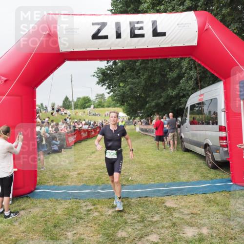 21.06.2025 - 27. Vierlanden-Triathlon MichiJ http://msf.ph/oto/8039719 15.06.2026 13:21:37 Ziel 805 meine-sportfotos.de