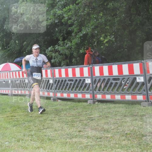 21.06.2025 - 27. Vierlanden-Triathlon KatJ http://msf.ph/oto/8039723 15.06.2025 14:24:10 Ziel 1229, 1231 meine-sportfotos.de