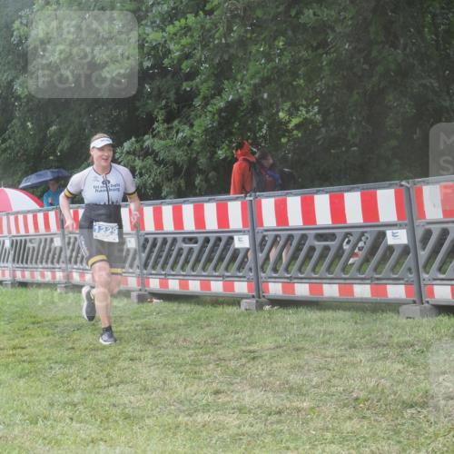21.06.2025 - 27. Vierlanden-Triathlon KatJ http://msf.ph/oto/8039727 15.06.2025 14:24:10 Ziel 1229, 1231 meine-sportfotos.de