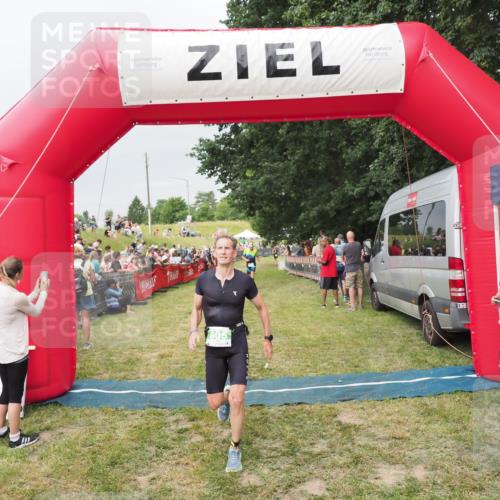 21.06.2025 - 27. Vierlanden-Triathlon MichiJ http://msf.ph/oto/8039729 15.06.2026 13:21:37 Ziel 805 meine-sportfotos.de