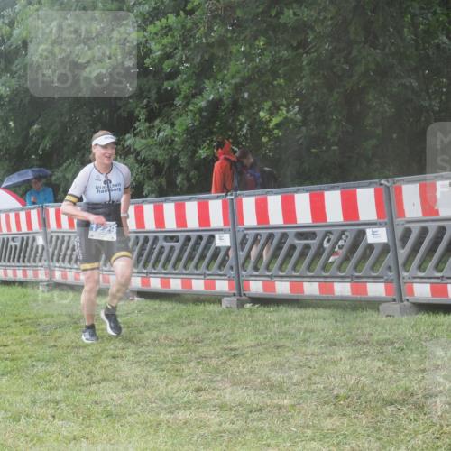 21.06.2025 - 27. Vierlanden-Triathlon KatJ http://msf.ph/oto/8039731 15.06.2025 14:24:10 Ziel 1229, 1231 meine-sportfotos.de