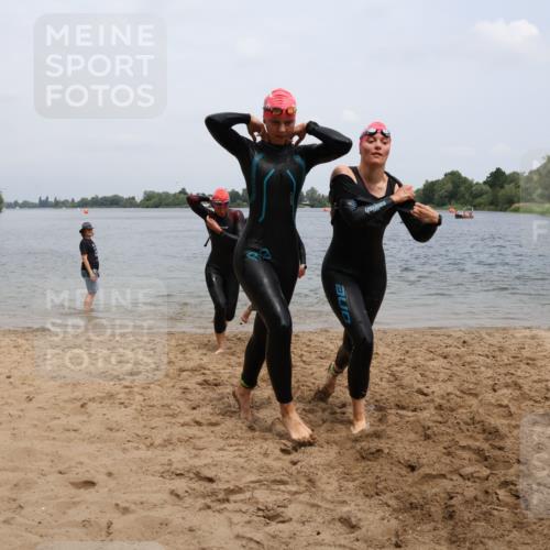 21.06.2025 - 27. Vierlanden-Triathlon Lena Gebhardt http://msf.ph/oto/8039732 15.06.2025 12:36:07 Schwimmen 1089, 1090, 1091, 1092 meine-sportfotos.de