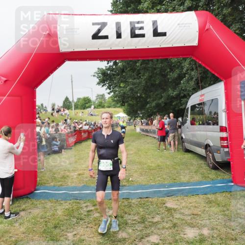 21.06.2025 - 27. Vierlanden-Triathlon MichiJ http://msf.ph/oto/8039733 15.06.2026 13:21:37 Ziel 805 meine-sportfotos.de