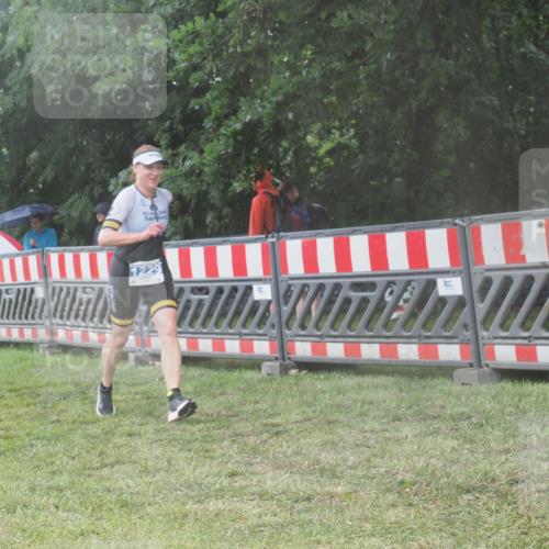 21.06.2025 - 27. Vierlanden-Triathlon KatJ http://msf.ph/oto/8039734 15.06.2025 14:24:10 Ziel 1229, 1231 meine-sportfotos.de