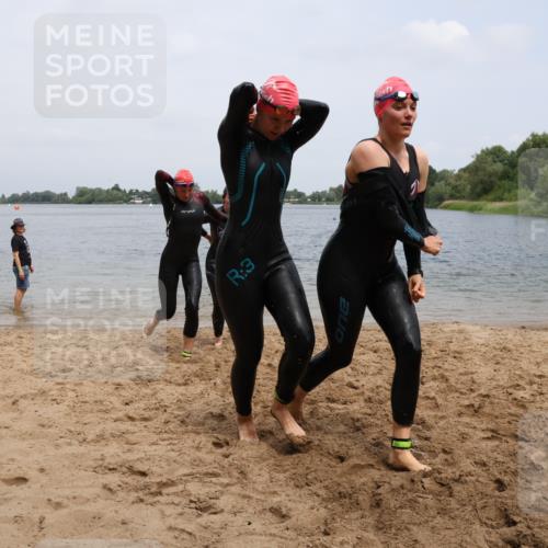 21.06.2025 - 27. Vierlanden-Triathlon Lena Gebhardt http://msf.ph/oto/8039735 15.06.2025 12:36:07 Schwimmen 1089, 1090, 1091, 1092 meine-sportfotos.de
