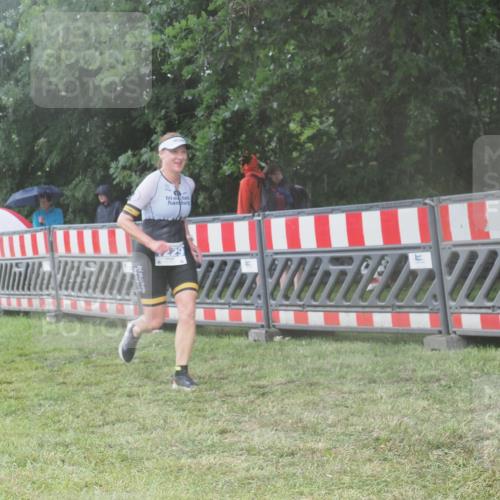 21.06.2025 - 27. Vierlanden-Triathlon KatJ http://msf.ph/oto/8039738 15.06.2025 14:24:10 Ziel 1229, 1231 meine-sportfotos.de