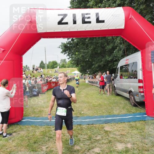 21.06.2025 - 27. Vierlanden-Triathlon MichiJ http://msf.ph/oto/8039743 15.06.2026 13:21:38 Ziel 805, 853 meine-sportfotos.de