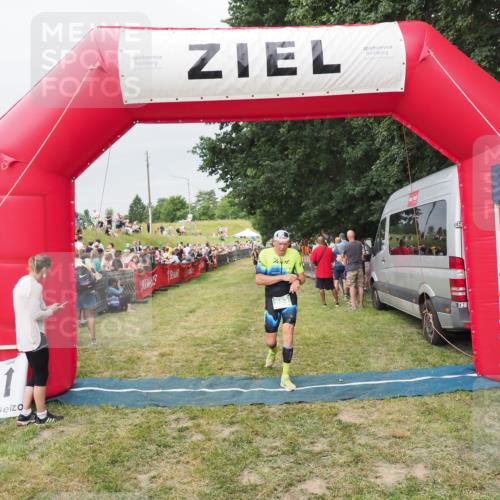 21.06.2025 - 27. Vierlanden-Triathlon MichiJ http://msf.ph/oto/8039753 15.06.2026 13:21:42 Ziel 805, 853 meine-sportfotos.de