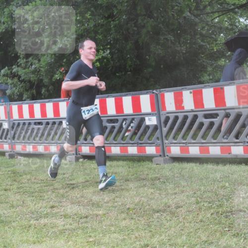 21.06.2025 - 27. Vierlanden-Triathlon KatJ http://msf.ph/oto/8039758 15.06.2025 14:24:18 Ziel 1231 meine-sportfotos.de