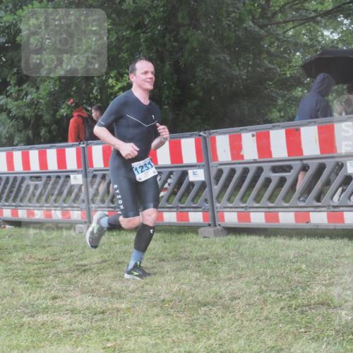 21.06.2025 - 27. Vierlanden-Triathlon KatJ http://msf.ph/oto/8039762 15.06.2025 14:24:18 Ziel 1231 meine-sportfotos.de