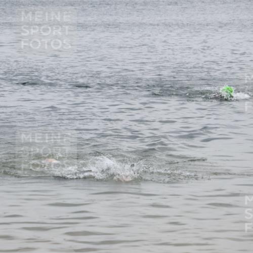 21.06.2025 - 27. Vierlanden-Triathlon Lena Gebhardt http://msf.ph/oto/8039766 15.06.2025 12:52:56 Schwimmen  meine-sportfotos.de